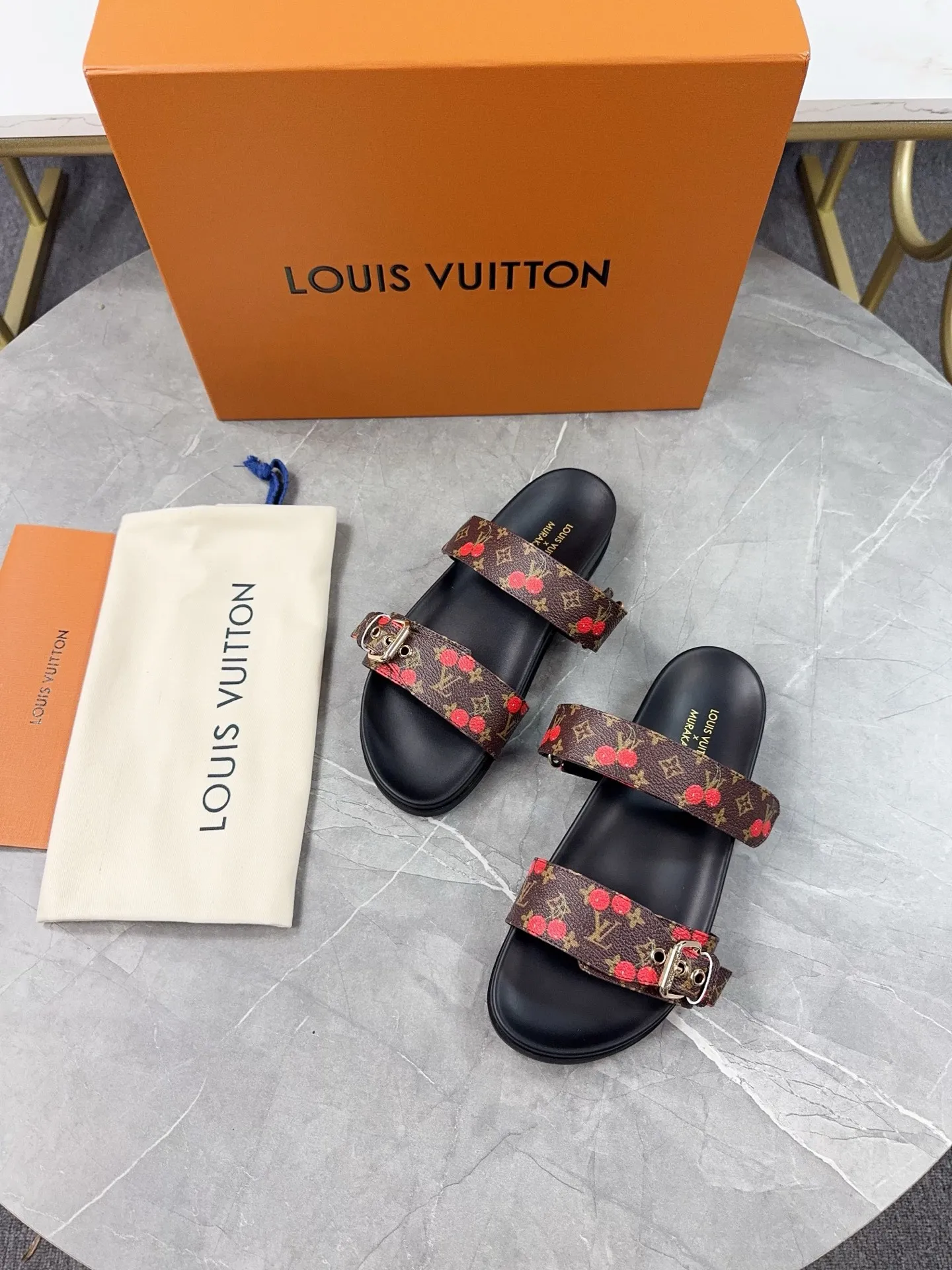 👟👟Ex-factory price 400👟👟 LV2025 spring and summer new slippers🌟The belt buckle is adjustable and elastic design, full of beach style, original molded LV metal logo decoration, fashionable and beautiful, super versatile🤳🏻Cow leather upper/custom imported jacquard fabric/original old flower leather material, water-dyed sheepskin lining (water platform + rubber sole) three-layer combination outsole 🔶Size: Female 35-43 Male: 38-46